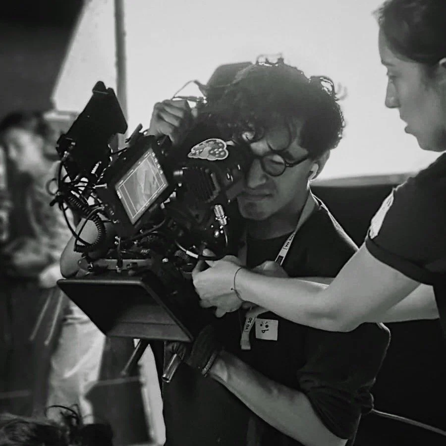 Estudiante de Proyecto Arte 7 operando cámara cinematográfica profesional
